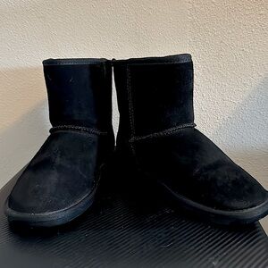 Minnetonka black 100% suede ankle boots with faux wool lining. Size 8